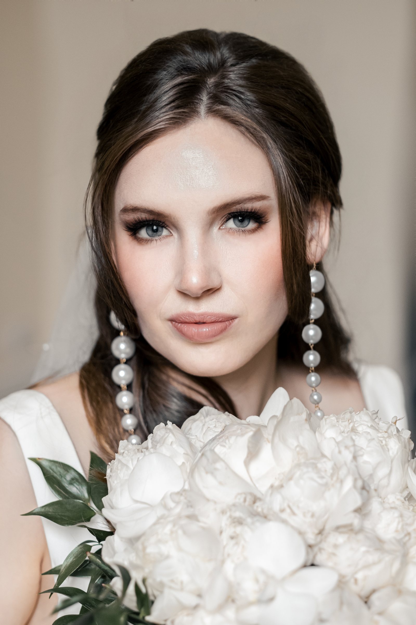 Soft glam bridal makeup with pearl drop earrings and white peony bouquet — Marikate Makeup Melbourne
